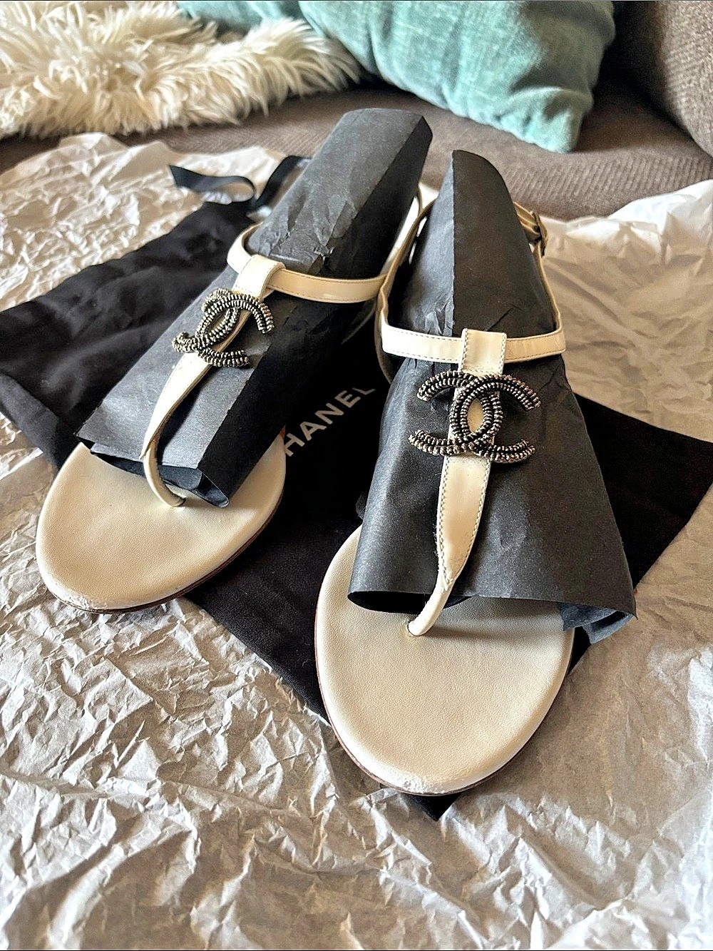 Chanel CC Logo Thong Flat Sandals Black & White sz 40 eur fit 8.5-9 women’s